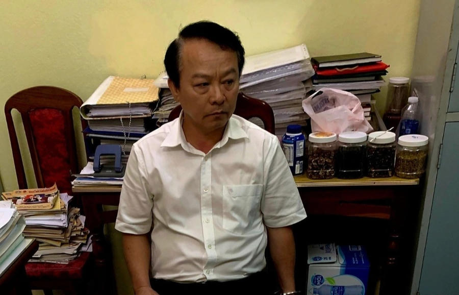 Nguyên thẩm phán Võ Đình Sớm bị bắt quả tang khi đang nhận hối lộ (Ảnh: Chí Anh).