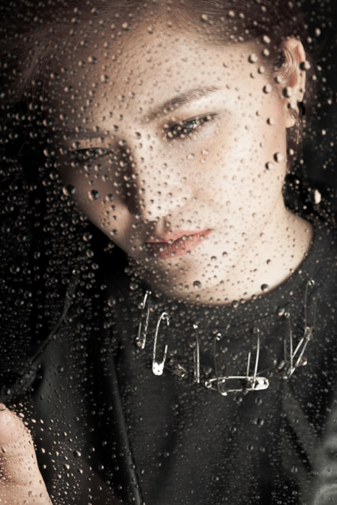 Vicky Nhung thức trắng đêm dầm mưa, run rẩy cả đêm vì MV mới