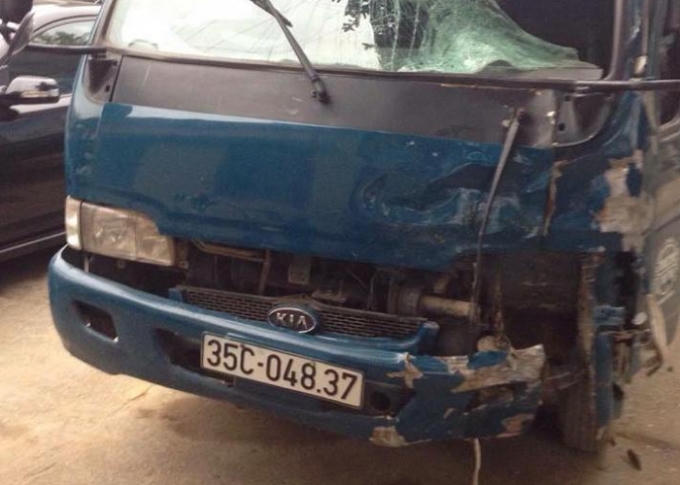 Chiếc xe tải bị hư hại phần đầu sau cú tông trực diện (Ảnh Phương Nhi).