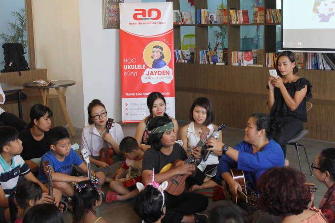 Jayden Trịnh và mẹ lớp Ukulele ở Trung tâm Nghệ thuật Adam.
