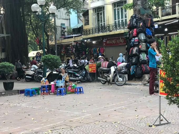 Xe máy vô tư để cạnh biển cấm tại phố Hàng Dầu.
