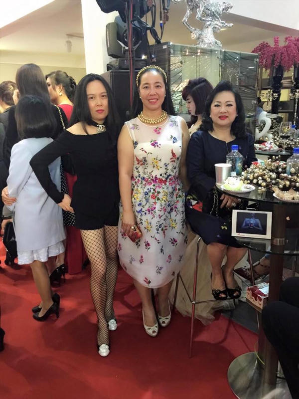 Cô chụp ảnh cùng bạn bè. Ảnh: Internet