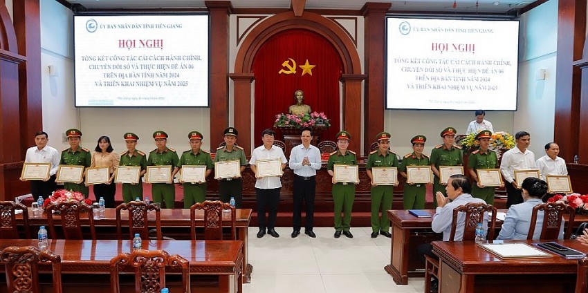 Khen thưởng các cá nhân tập thể có thành tích trong CCHC và chuyển đổi số. Ảnh: Xuân Uyên