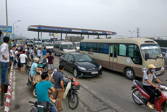 Người dân trả tiền lẻ qua trạm thu phí BOT QL5 hồi tháng 9 năm 2017.