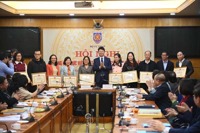 thu-truong-nguyen-thanh-tinh-trao-bang-khen-cua-bo-truong-bo-tu-phap-cho-cac-tap-the-ca-nhan-co-thanh-tich-xuat-sac-1344