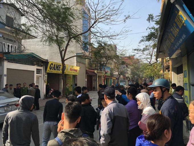 Hàng trăm người dân bàng hoàng trước sự việc xảy ra.