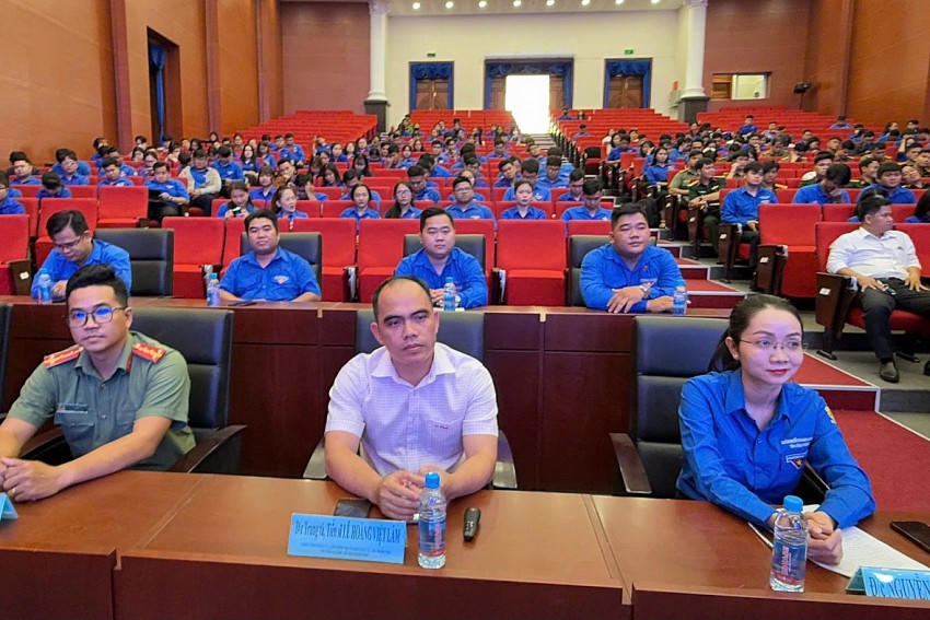 Hội nghị Báo cáo viên, Tuyên truyền viên Quý I năm 2025 với sự tham dự của hơn 400 đại biểu là Báo cáo viên, Tuyên truyền viên các cấp.