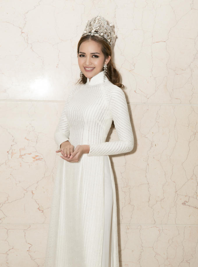 Hoa hậu Ngọc Châu đội vương miện khoe vẻ đep dịu dàng trong tà áo dài trắng