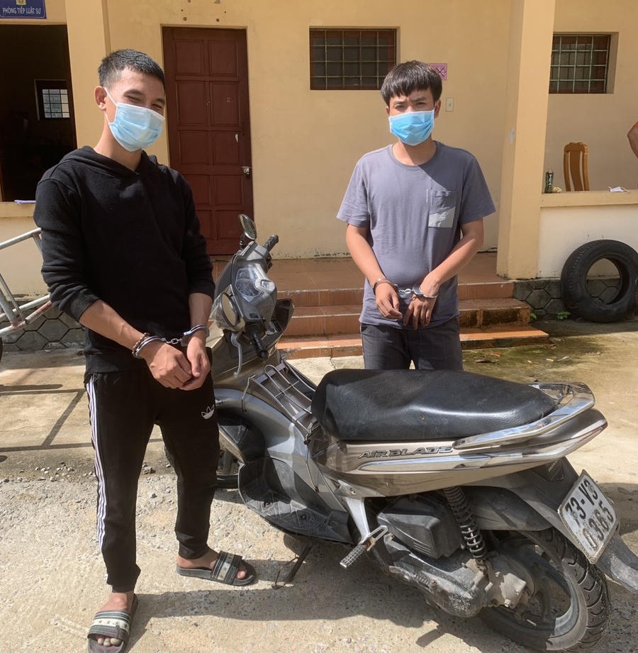 2 đối tượng cướp giật tài sản và phương tiện gây án.