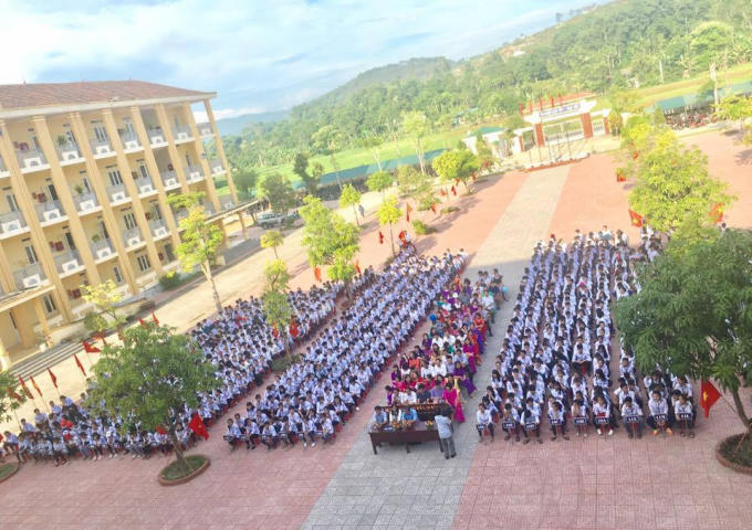 Sáng nay (5/9), hơn 30 vạn học sinh và gần 2,7 vạn giáo viên tại hơn 700 trường học trên địa bàn Hà Tĩnh rộn ràng khai giảng năm học 2017 - 2018. Ảnh Trần Hoàng.