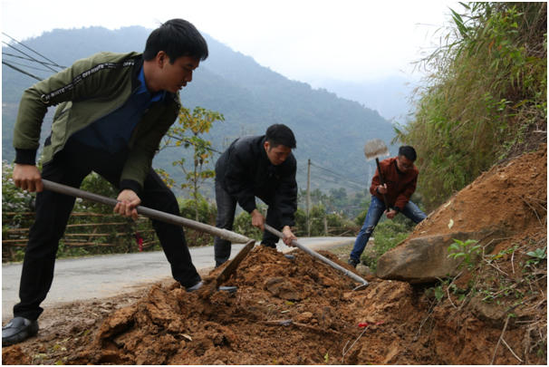 Ngoài ra đoàn phối hợp cùng Huyện đoàn Sapa dọn dẹp mương thoát nước.