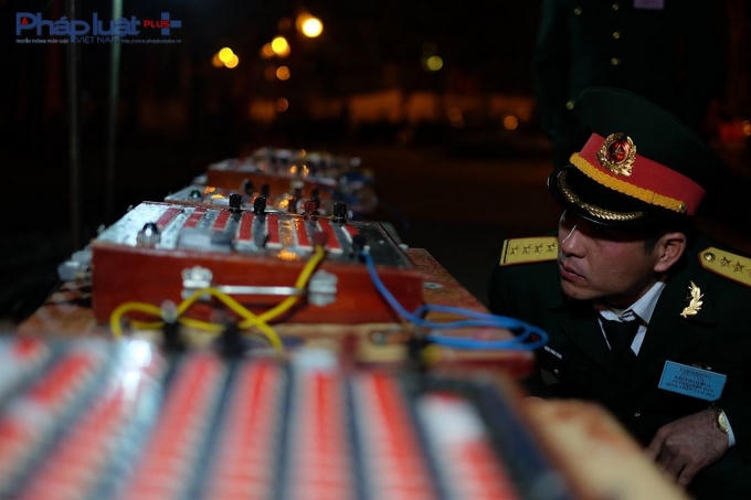 Một chiến sĩ đang kiểm tra lại những bàn điều khiển.