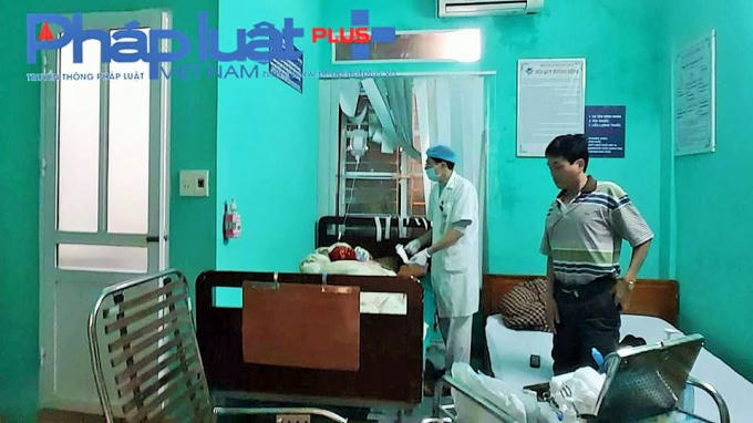 Ông Sầm Xuân Huy - Chủ tịch UBND xã Ngọc Quan đang được bác sĩ Bệnh viện Hùng Vương điều trị. (Ảnh: Vũ Tiến)