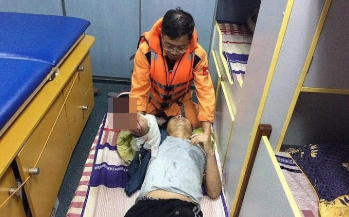 Lực lượng cứu hộ kịp thời tiếp cận, cấp cứu nạn nhân đưa.