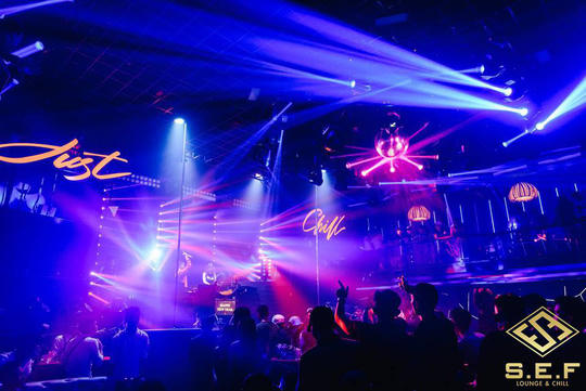 Bên trong quán bar S.E.F,