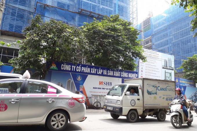 Với các khối nhà chung cư san sát nhau, trong khi đó đường Nguyễn Huy Tưởng vừa được HĐND TP.Hà Nội quyết định chưa mở rộng thêm khiến tuyến đường vốn dĩ đã tắc, đến khi các khối nhà này hoàn thiện thì đường tắc sẽ thêm tắc. Ảnh: TC