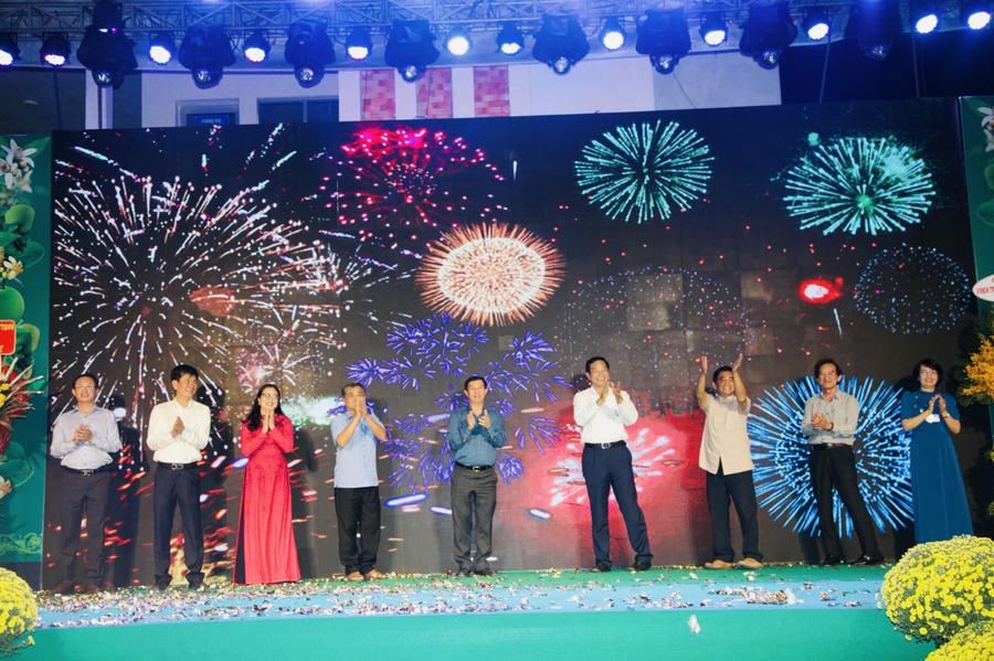 Các đại biểu nhấn nút khai mạc Lễ hội.