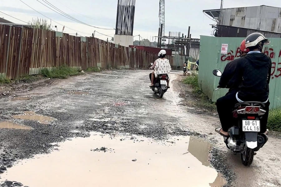 Đường Phùng Hưng, phường Tam Phước, đoạn qua giao với đường thi công đường cao tốc Biên Hòa – Vũng Tàu bị xuống cấp nghiêm trọng.