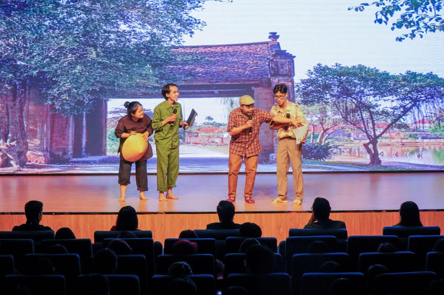 Sinh viên biểu diễn trích đoạn kịch ngắn mang tên “Chuồng lợn và lông vịt”, lấy cảm hứng từ vở diễn nổi tiếng “Bệnh sĩ” của nhà viết kịch Lưu Quang Vũ