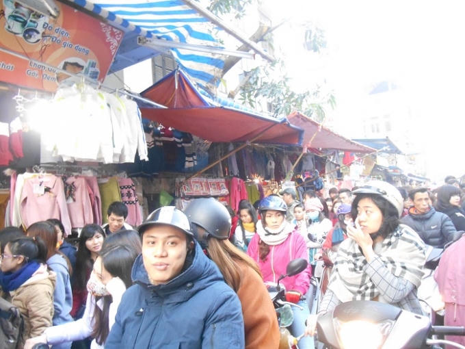 Phương tiện không thể di chuyển nổi vì số lượng người đổ về đây quá đông.