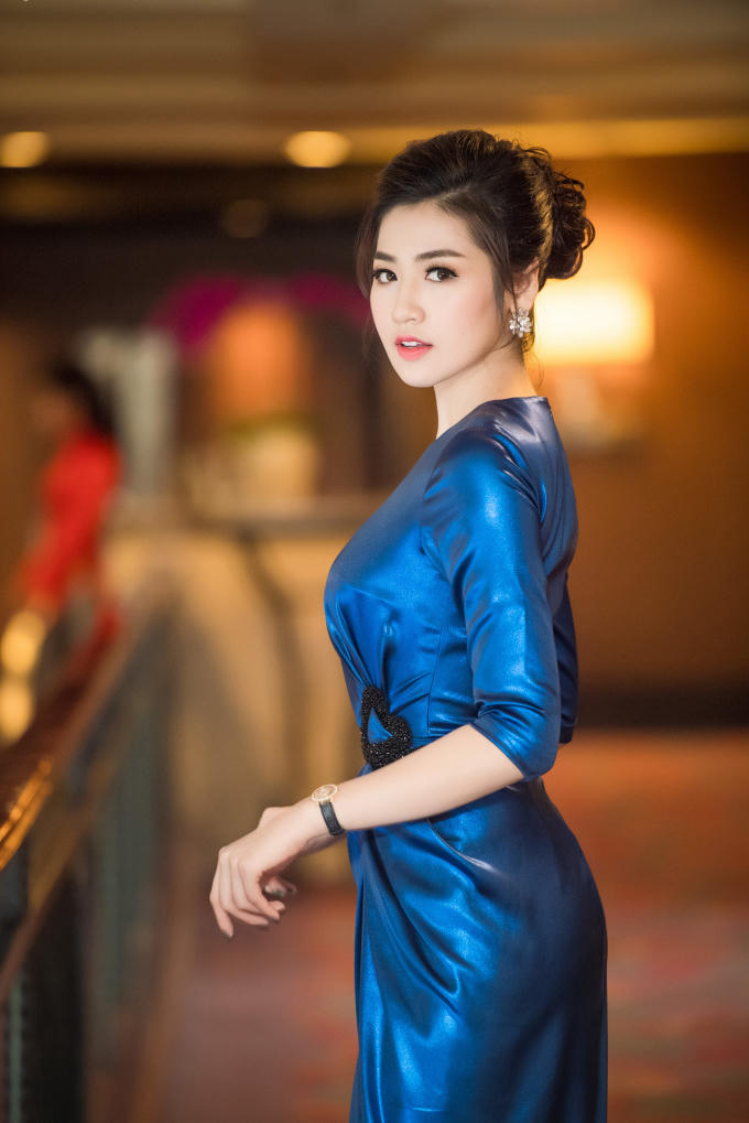 Người đẹp họ Dương diện trang phục gợi cảm, khoe khéo đôi chân dài 1m05 nuột nà và nhiều người không thể rời mắt vì cặp chân này quả thực vô cùng sexy.