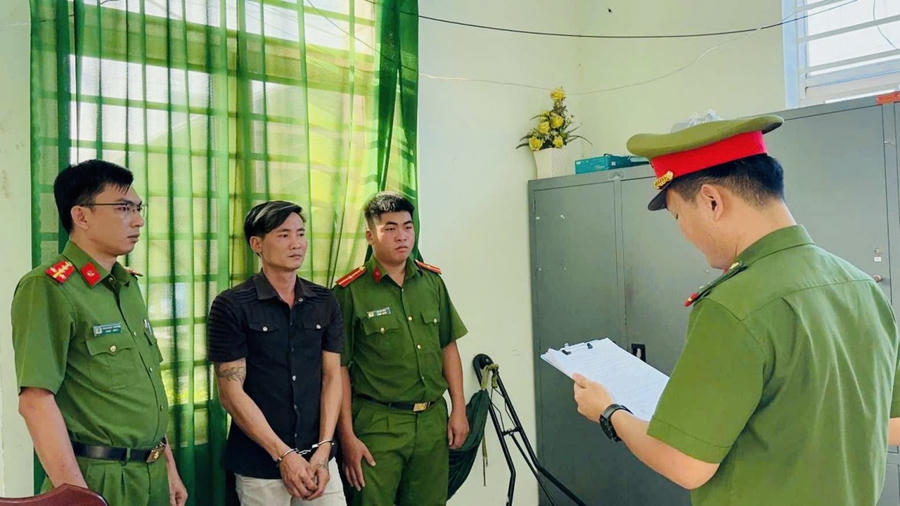 Cơ quan Cảnh sát điều tra Công an huyện Bắc Tân Uyên thực hiện quyết định khởi tố vụ án hình sự, khởi tố bị can và thực hiện lệnh bắt tạm giam đối với Lê Đình Dũng