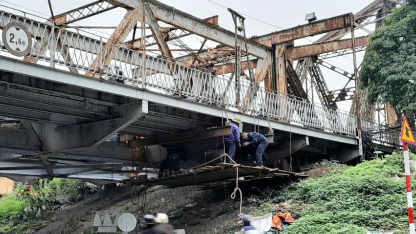 Công nhân đang tăng tốc hoàn thành sửa chữa một số chi tiết trên cầu phía phường Bồ Đề.