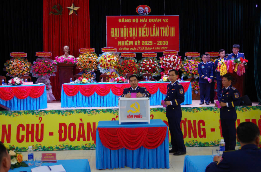 Các đại biểu bỏ phiếu Bầu Ban Chấp hành Đảng bộ Hải đoàn 42 lần thứ III, nhiệm kỳ 2025 – 2030
