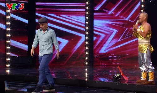 3 gi&aacute;m khảo Got Talent run sợ với Kungfu d&ugrave;ng lưỡi chặn đứng c&aacute;nh quạt