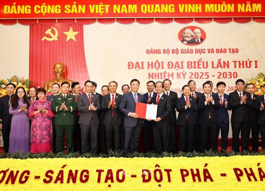 Phó Thủ tướng Lê Thành Long trao Quyết định của Đảng ủy Chính phủ chỉ định Ban Chấp hành Đảng bộ Bộ GD&ĐT khóa I, nhiệm kỳ 2025 – 2030. (Ảnh: Bộ GD&ĐT)