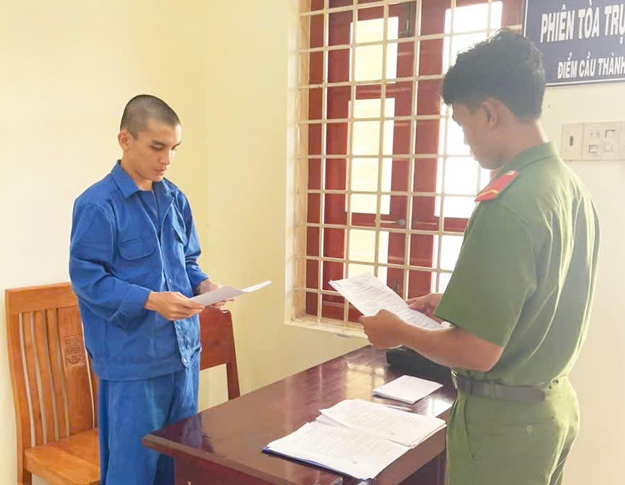 Bị can Trương Hoài Châu đang nghe tống đạt các Quyết định