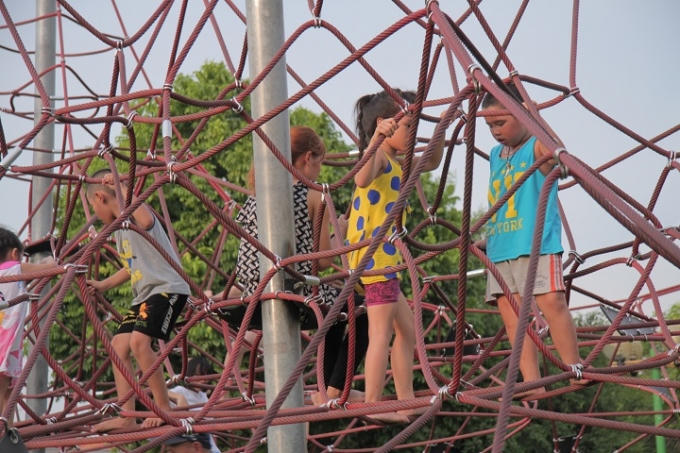 Thử thách khi leo dây ngắm toàn bộ không gian nhưng vẫn cần người lớn theo kèm.
