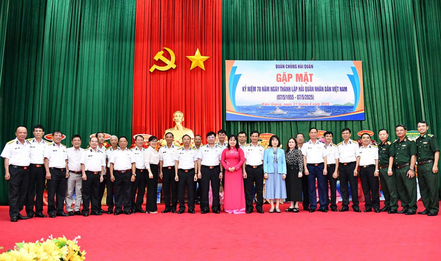 Các đại biểu chụp ảnh lưu niệm