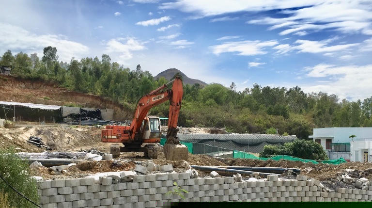 Cận cảnh quá trình dỡ bức tường ‘khổng lồ’ trên đầu nhà dân
