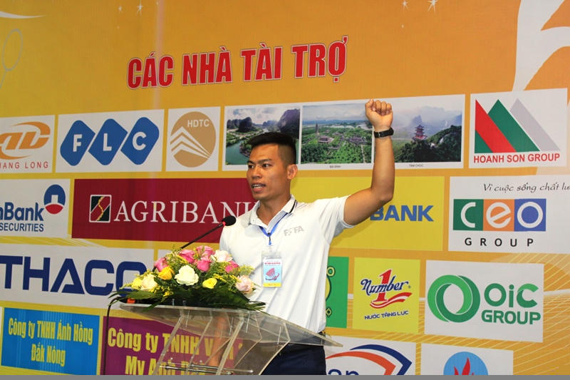 Trọng tài Nguyễn Văn Quyết đại diện Tổ trọng tài lên tuyên thệ.