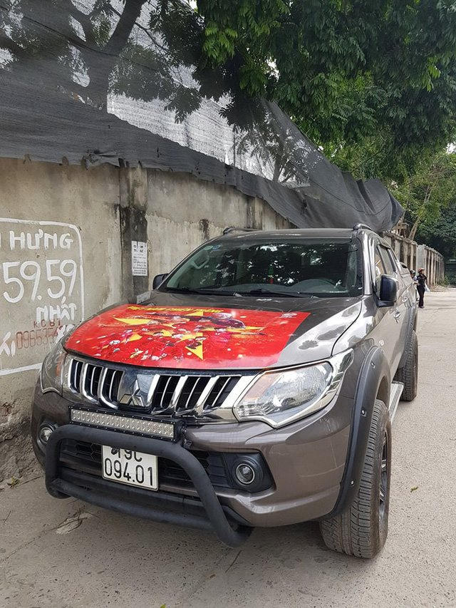 dua-nhau-trang-tri-o-to-co-vu-u23-viet-nam