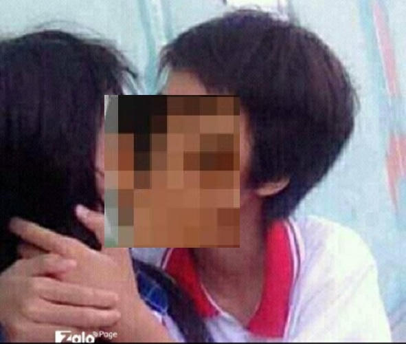 Màn "khóa môi" nóng bỏng không ai nghĩ rằng đây chỉ là đôi học sinhh lớp 5. (Ảnh chụp lại từ Zalo).