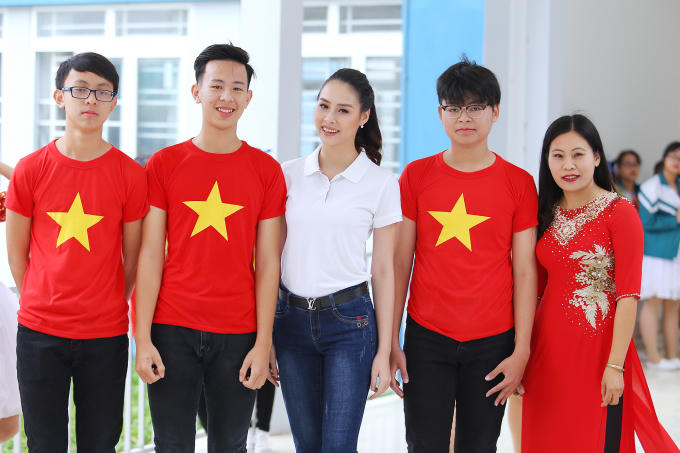 Hoa hậu Biển Thùy Trang được học sinh quây kín ở Vĩnh Yên