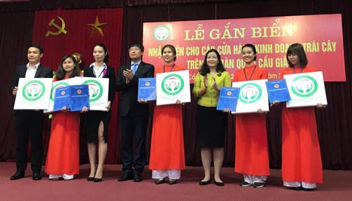 Lễ gắn biển nhận diện cho các cửa hàng kinh doanh trái cây trên địa bàn quận Cầu Giấy - Hà Nội.