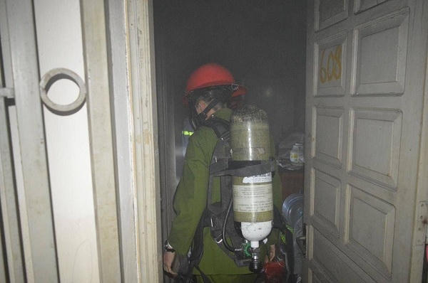 Lực lượng chức năng tiếp cận nơi phát sinh vụ hỏa hoạn.