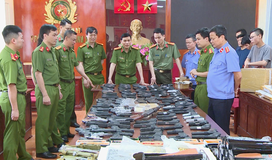 Đại tá Dương Văn Tiến, Phó Giám đốc, Thủ trưởng Cơ quan CSĐT Công an tỉnh chỉ đạo điều tra, mở rộng vụ án để xử lý nghiêm các đối tượng theo quy định của pháp luật.