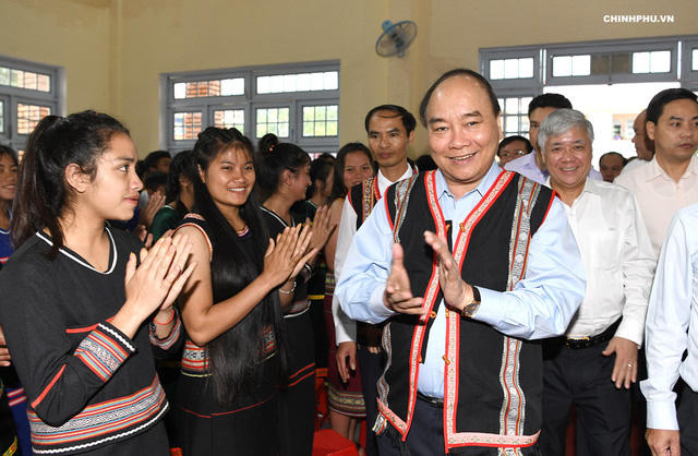 Thủ tướng Nguyễn Xuân Phúc động viên các thầy cô giáo, các em học sinh đầu năm học mới.