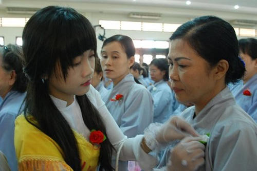 Ý nghĩa báo hiếu, biết ơn của bông hồng cài áo lễ Vu Lan.