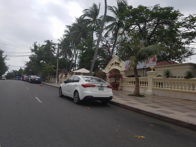Xe đỗ vô tội vạ trước cửa nhà hàng Lan Rừng trên đường Hạ Long, TP Vũng Tàu