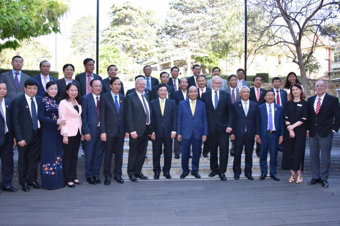 Thủ tướng Nguyễn Xuân Phúc, Phó Thủ tướng Phạm Bình Minh cùng đoàn đại biểu cấp cao Việt Nam chụp ảnh lưu niệm ban lãnh đạo Trường Đại học Quốc gia Australia và các D Việt Nam, Úc.