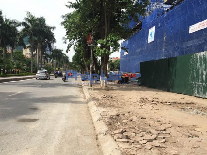 Vỉa hè ở đây không hiểu sao bị xới tung như thế này.