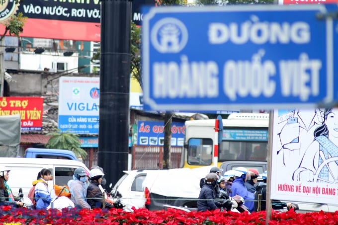 Tuyến đường Hoàng Quốc Việt cũng chật cứng phương tiện.