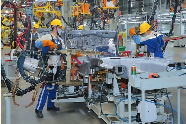 Dây chuyền lắp ráp ô tô tại Nhà máy ô tô Hyundai Thành Công Ninh Bình.
