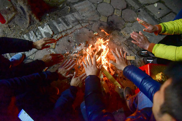 Người d&acirc;n đốt lửa sưởi ấm đ&ecirc;m đ&ocirc;ng H&agrave; Nội