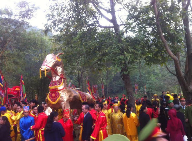 Nhân dân thông Vệ Linh đang tiến vào với lễ phẩm giò hoa tre tượng trưng cho cây tre đánh giặc của Thánh Gióng sau khi đánh đuổi giặc.